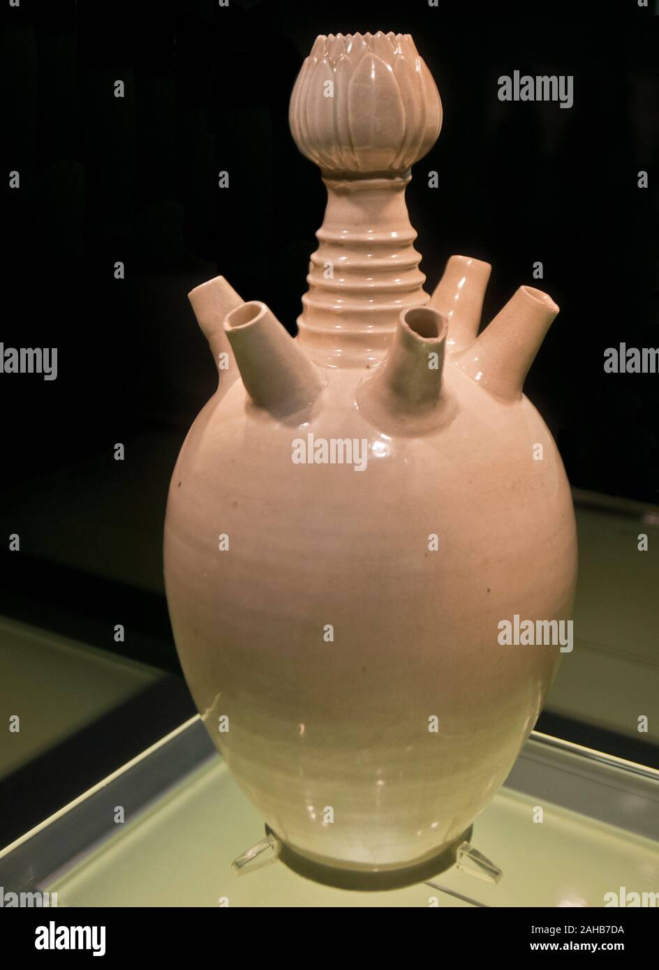 Weiße glasierte Hexa-Tupel-Vase mit lotosblumenöffnung und eingeschnürtem Schnurmuster. Northern Song Dynasty (960-1127 A.D.). Shanghai Museum, China. Stockfoto