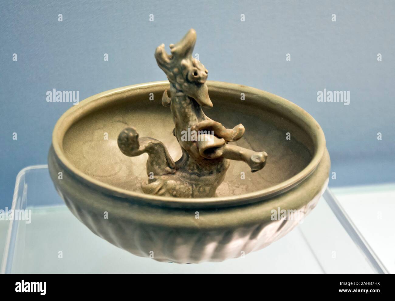 Celadon-Schüssel mit modelliertem Drachendesign. Yuan-Dynastie (A.D. 1271 - 1368). Shanghai Museum, China. Stockfoto