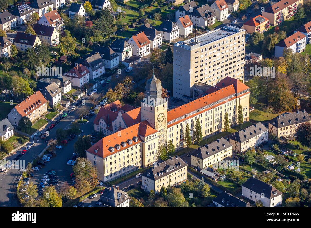 Luftbild, Gebäude der Bezirksregierung Rathaus in Arnsberg, Arnsberg, Sauerland, Nordrhein-Westfalen, Deutschland, altes Gebäude und n Stockfoto