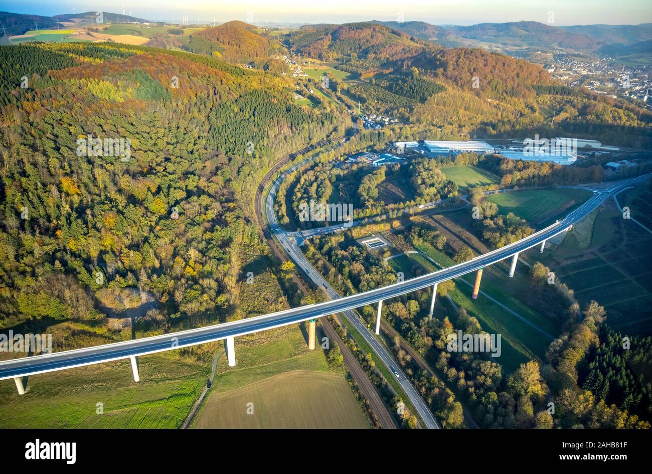 Luftaufnahme, Verbindung zwischen dem Ende der A46 und der Bundesstraße B 7, Verlängerung der Autobahn A46, Anschluss Bestwig und Olsberg mit Autobahn bridg Stockfoto