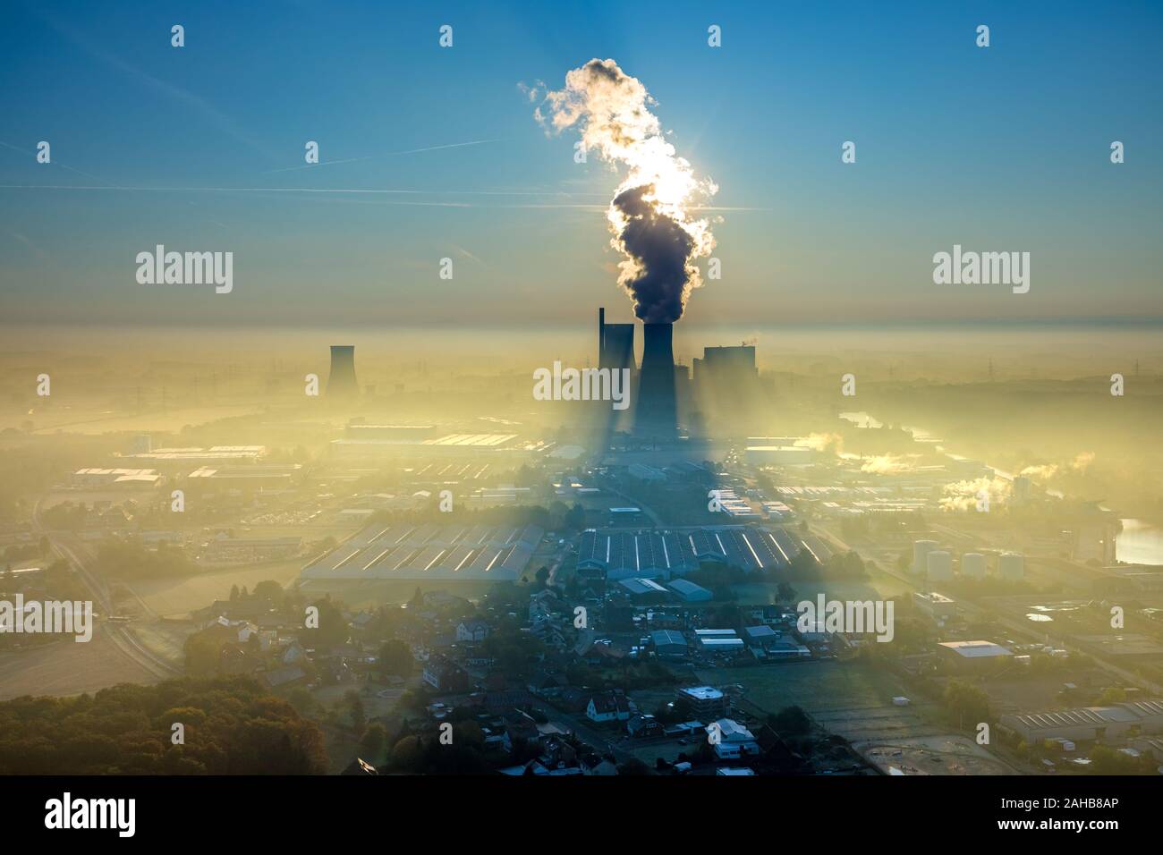 Luftbild, Steinkohlekraftwerk Westfalen der RWE, morgen Eindruck, Back Light mit blauem Himmel und Kraftwerk Rauch, Kühlturm, THTR-300 in Hamm-Uentrop, ehemalige Stockfoto