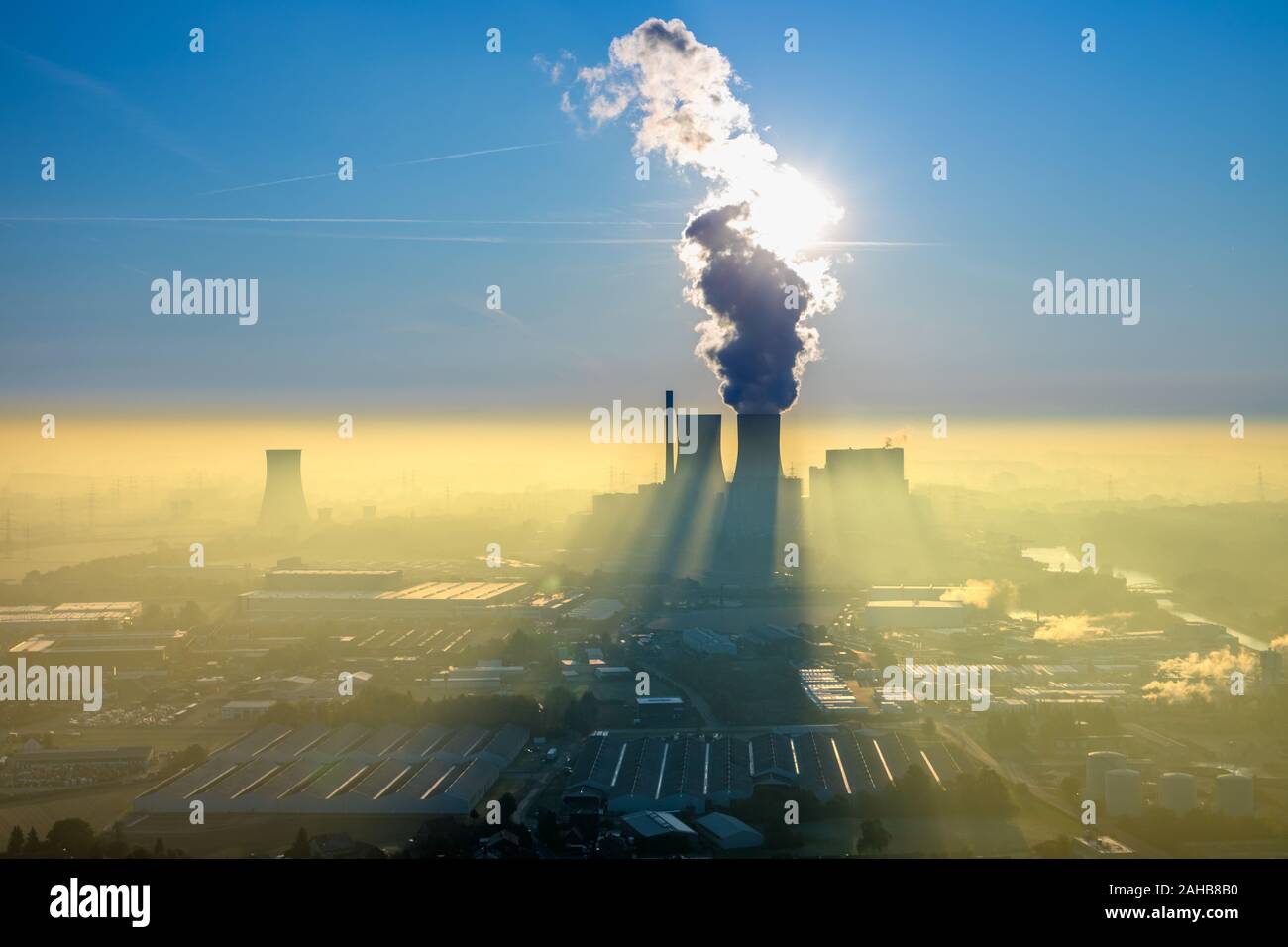 Luftbild, Steinkohlekraftwerk Westfalen der RWE, morgen Eindruck, Back Light mit blauem Himmel und Kraftwerk Rauch, Kühlturm, THTR-300 in Hamm-Uentrop, ehemalige Stockfoto