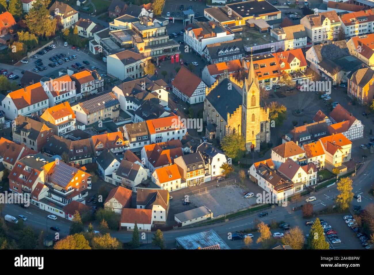 Luftbild, Niedermarsberg Kirchplatz mit dem historischen Brunnen und dem Land, Marsberg, Marsberg, Sauerland, Norden Rhine-We Stockfoto