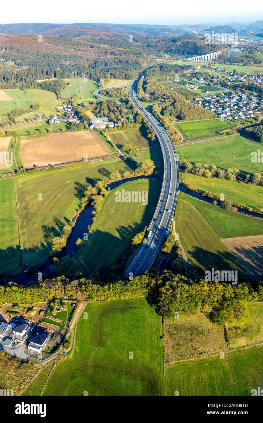 Luftaufnahme, Blick aus Richtung Olpe A 46 mit Tunnel Eingang zur Autobahn, BAB Ausfahrt Wennemen und Autobahn Brücke über die Ruhr, Olpe, Meschede, Sauerland Stockfoto