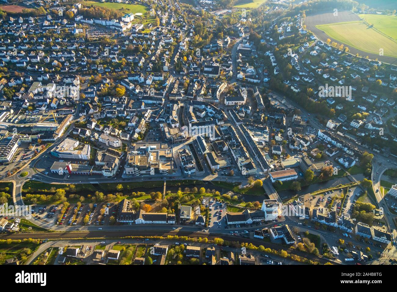 Luftaufnahme, Blick auf das Stadtzentrum von Meschede, Ruhr, Meschede Mitte, Feuerwehr, Meschede, Sauerland, Nordrhein-Westfalen, Deutschland, DE, Europa Stockfoto