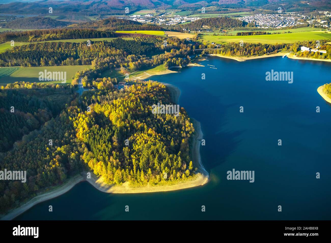 Luftbild, Hennesee, Hennetalsperre, niedrige Wasser am Ufer, Meschede, Sauerland, Nordrhein-Westfalen, Deutschland, DE, Europa, Formen und colo Stockfoto