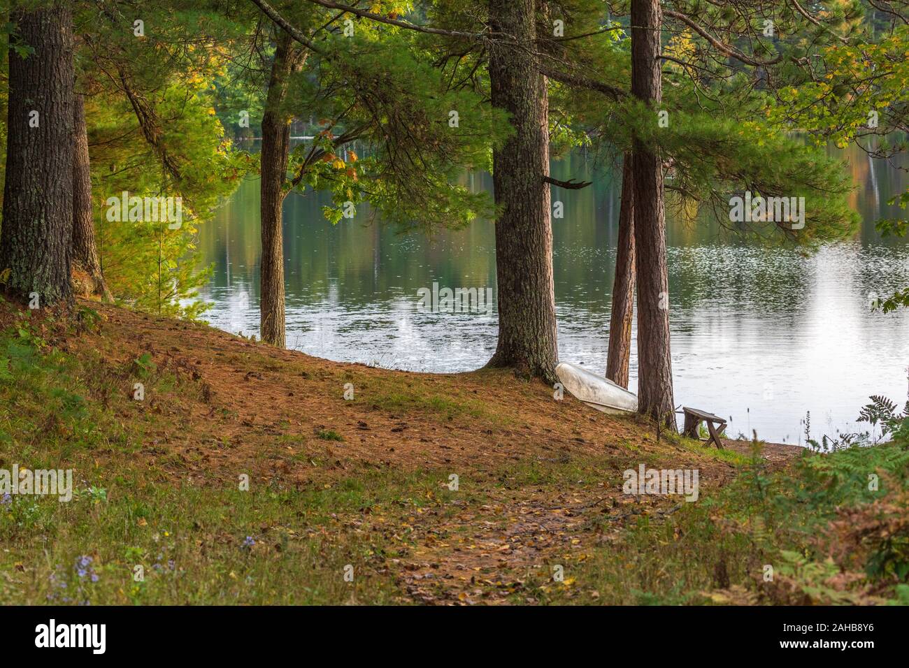 Ein altes Ruderboot liegt am Ufer des Sonnenfisch See in Nordwisconsin. Stockfoto