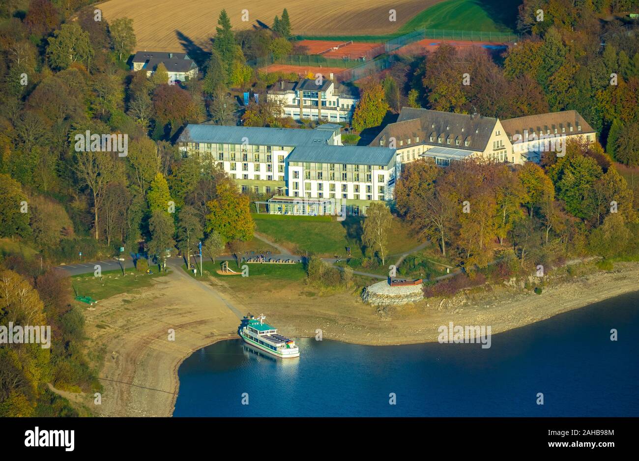 Luftaufnahme, Welcome Hotel Meschede/Hennesee Hennesee und Bootssteg, niedrige Wasser am Ufer, Meschede, Sauerland, Nordrhein-Westfalen, Deu Stockfoto