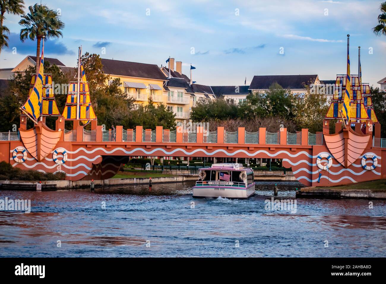 Orlando, Florida. Dezember 18, 2019. Bunte Brücke und Wassertaxi in der Lake Buena Vista Gegend Stockfoto