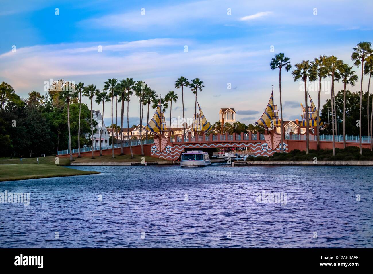 Orlando, Florida. Dezember 18, 2019. Bunte Brücke und Wassertaxi in der Lake Buena Vista Gegend Stockfoto