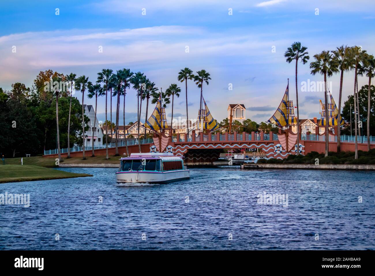 Orlando, Florida. Dezember 18, 2019. Bunte Brücke und Wassertaxi in der Lake Buena Vista Gegend Stockfoto