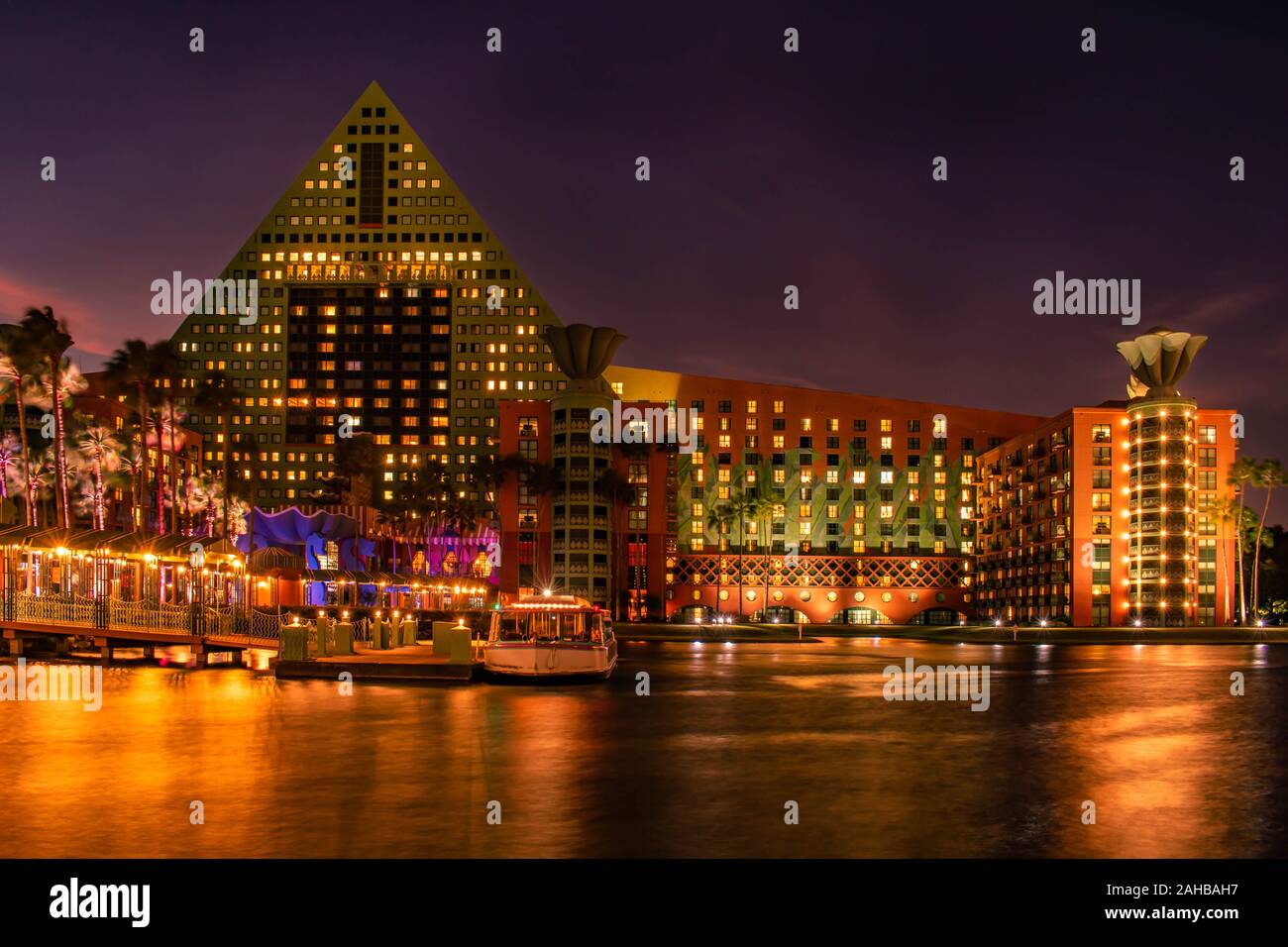 Orlando, Florida. Dezember 18, 2019. Teilweise mit Blick auf die beleuchtete Dolphin Hotel in der Lake Buena Vista Gegend Stockfoto