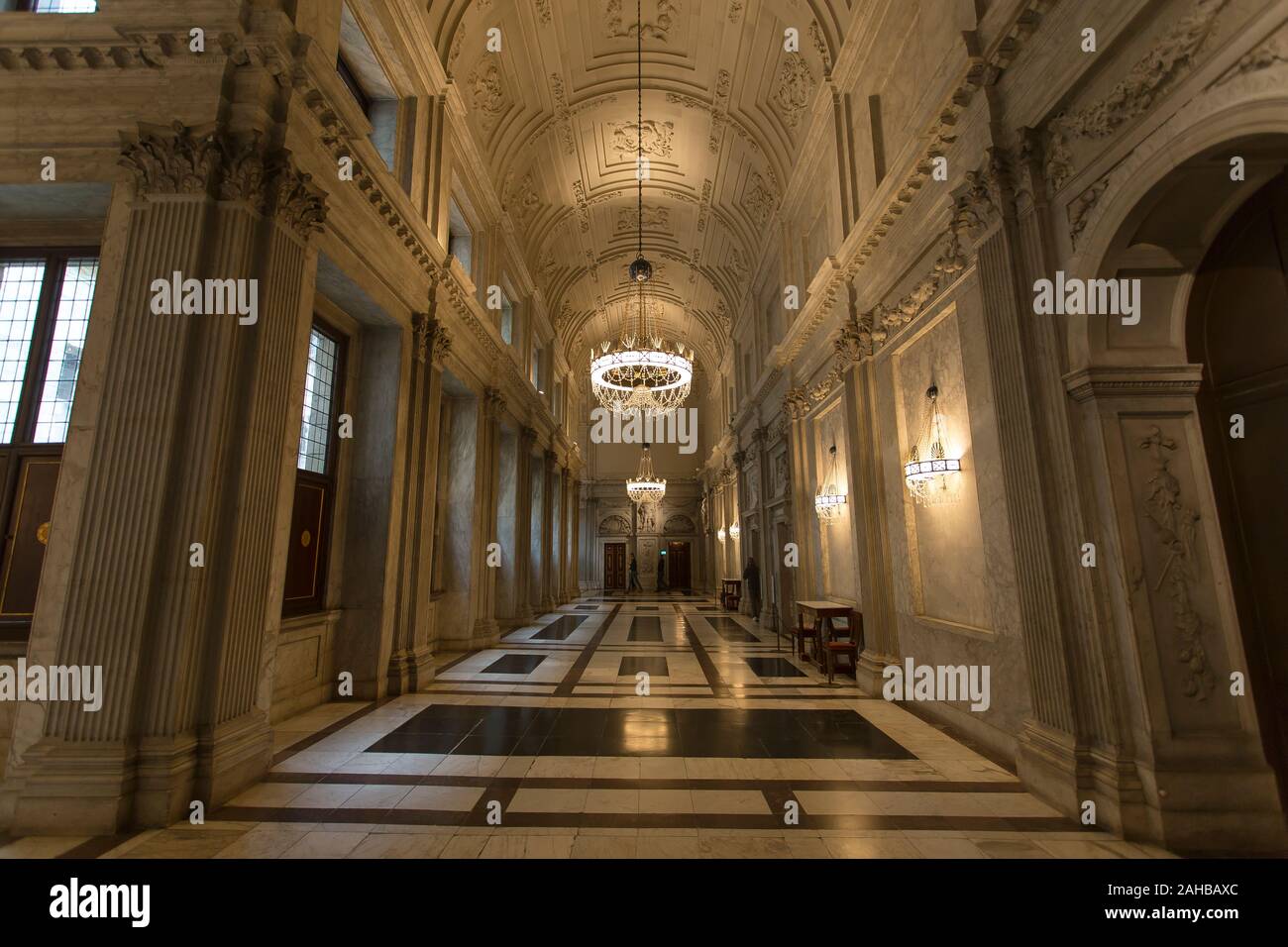 Amsterdam, Niederlande, 26. Dezember 2019: Innere Aufnahme der Koninklijk Paleis in Amsterdam, barocke Möbel füllt den Raum, keine Menschen sind sichtbar Stockfoto