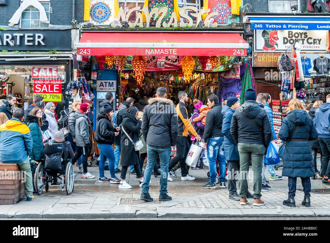 Fassade/Geschäft Vorderseite des Namaste Fair Trade Shops, Camden Town High Street, London, Großbritannien Stockfoto