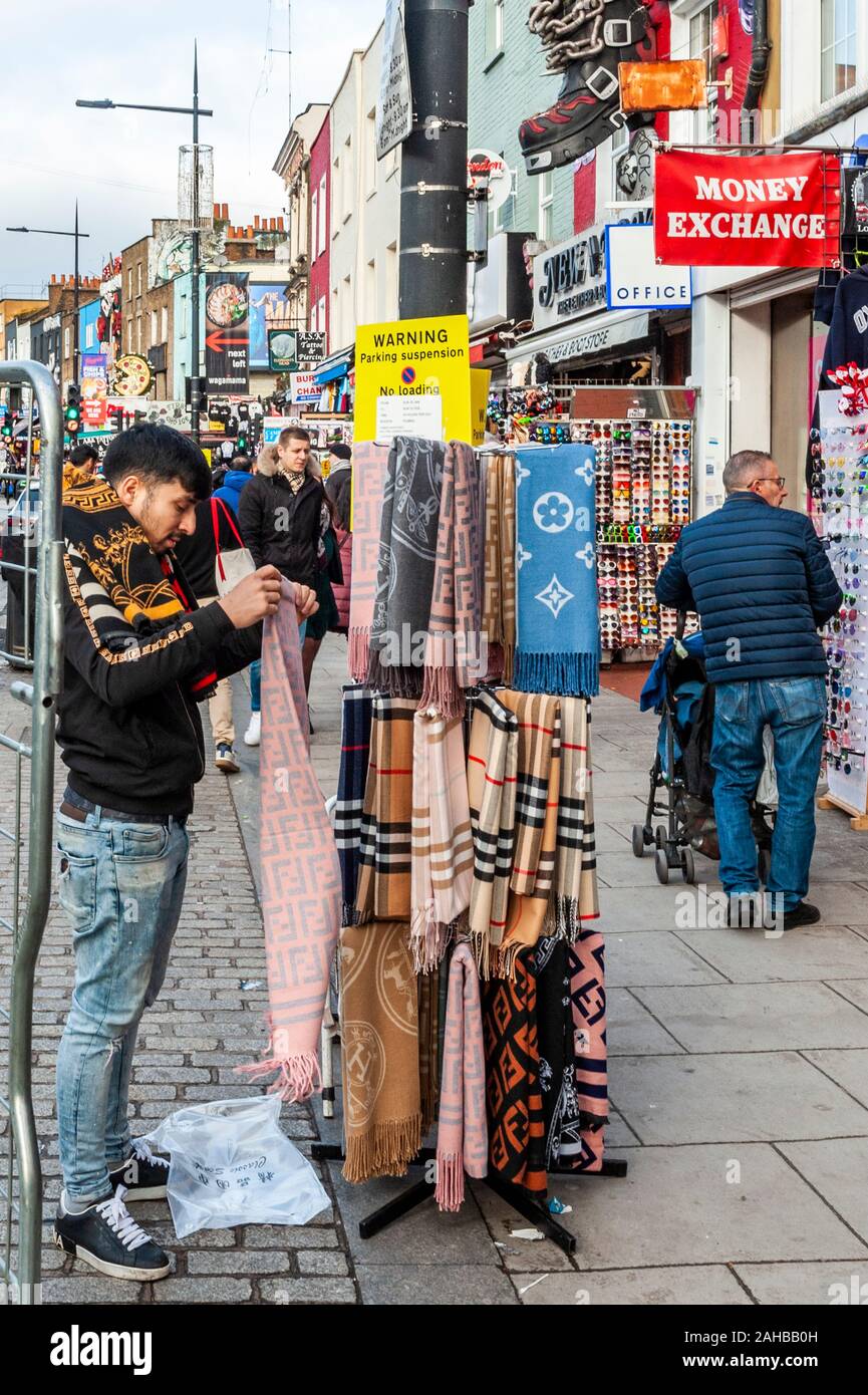 Schal Verkäufer in Camden High Street, Camden Town, London, UK. Stockfoto