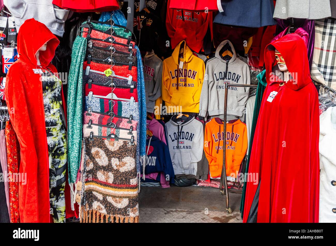Kleidung mit London Marke hoodies in Camdem Markt, London, UK. Stockfoto