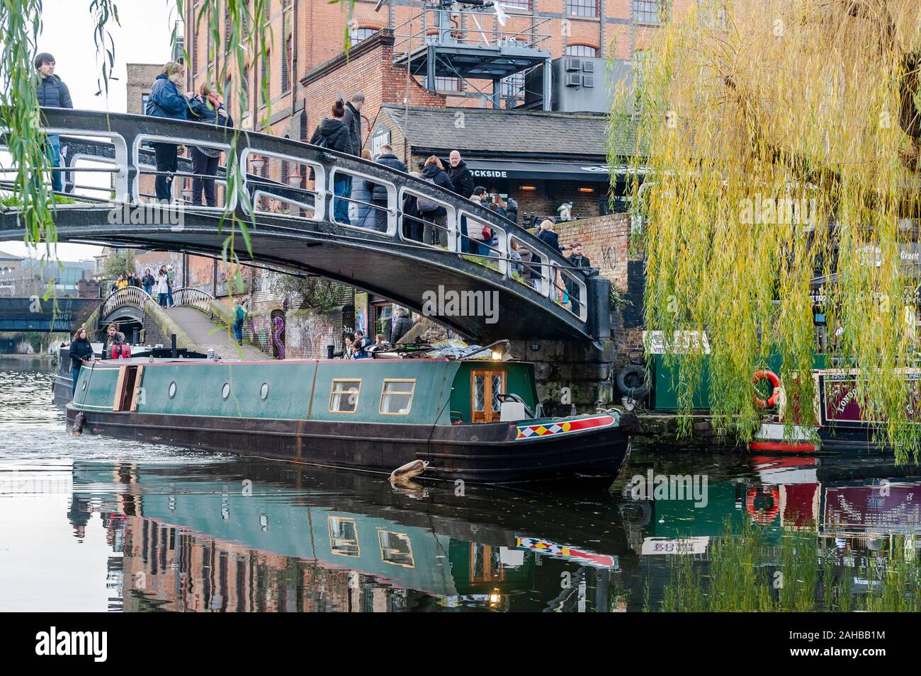 Touristen am Camden Lock, London, UK. Stockfoto