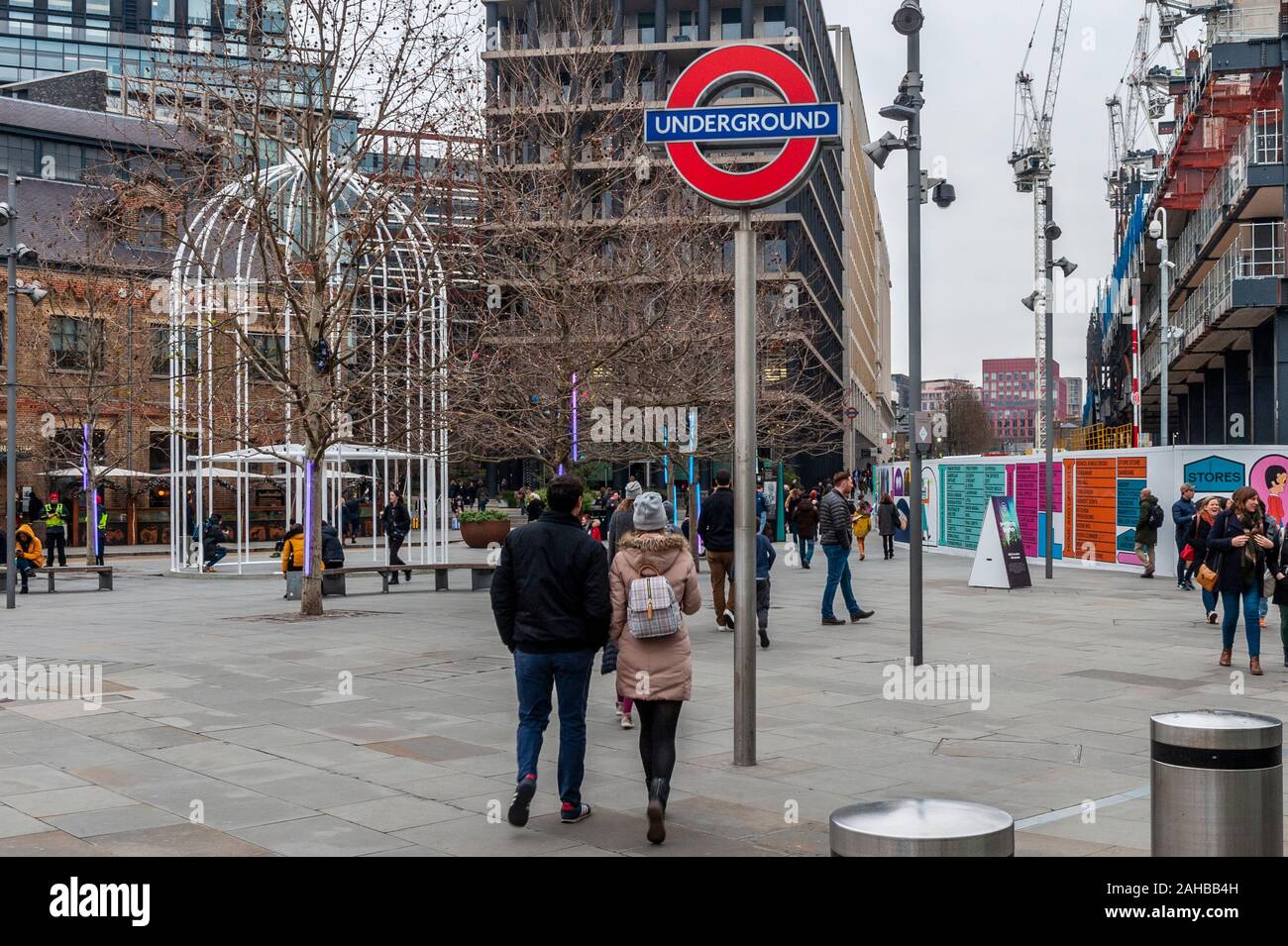 Menschen gehen auf dem Zusammentreffen von der U-Bahnstation Kings Cross, London, UK. Stockfoto