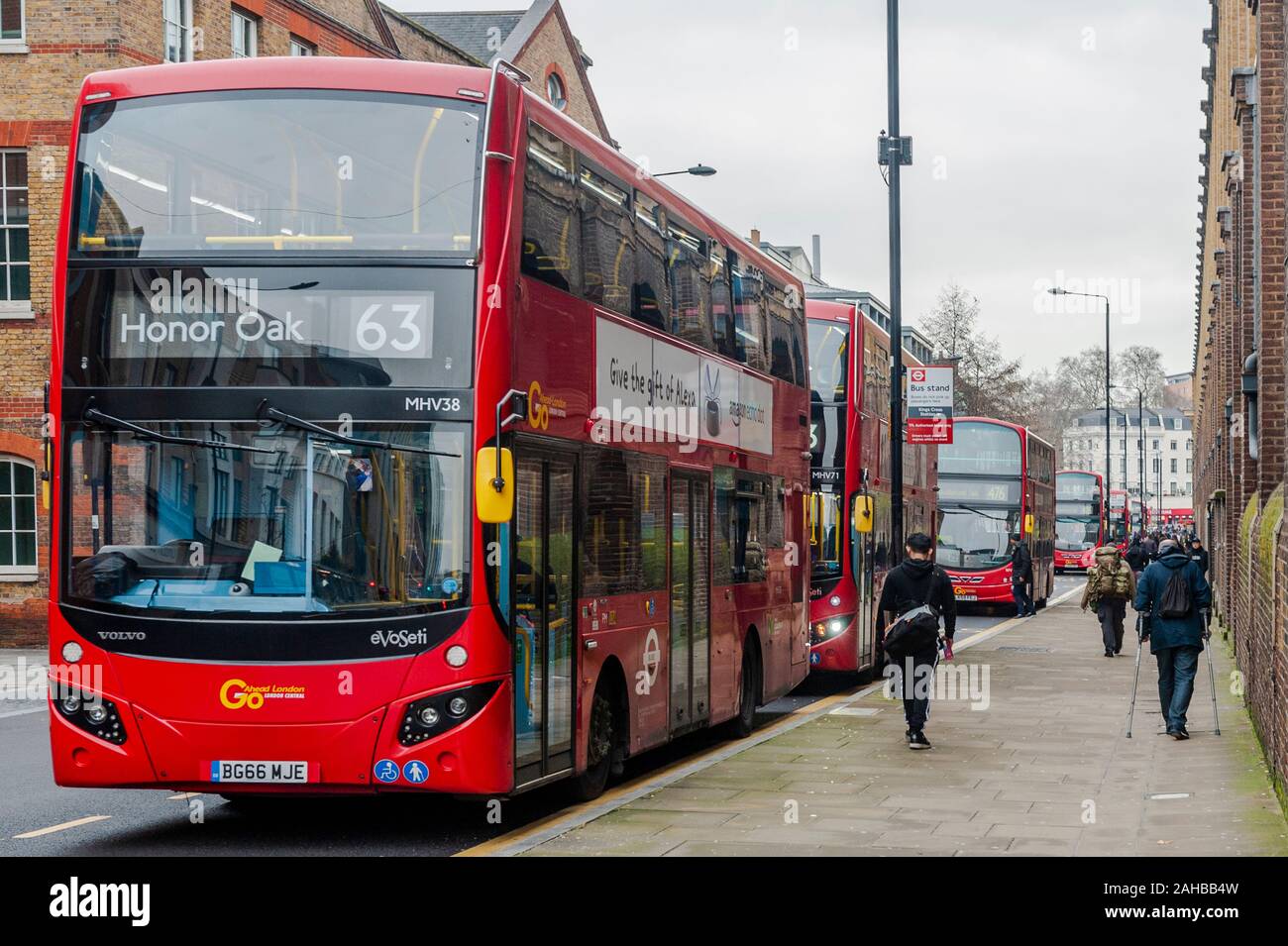 Die Londoner Busse aufgereiht an einer Bushaltestelle in London, UK. Stockfoto