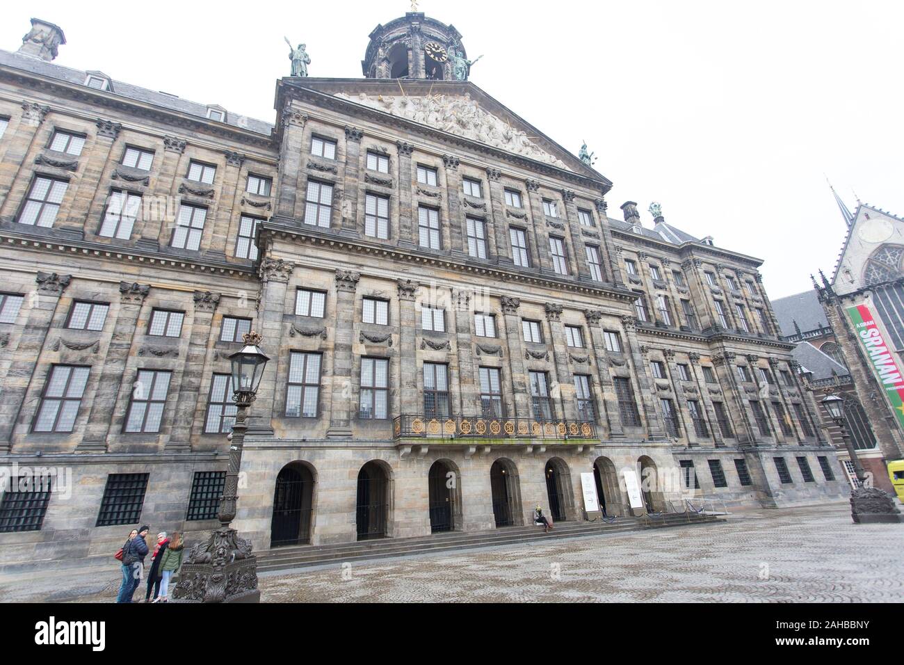 Amsterdam, Niederlande, 26. Dezember 2019: Innere Aufnahme der Koninklijk Paleis in Amsterdam, barocke Möbel füllt den Raum, keine Menschen sind sichtbar Stockfoto