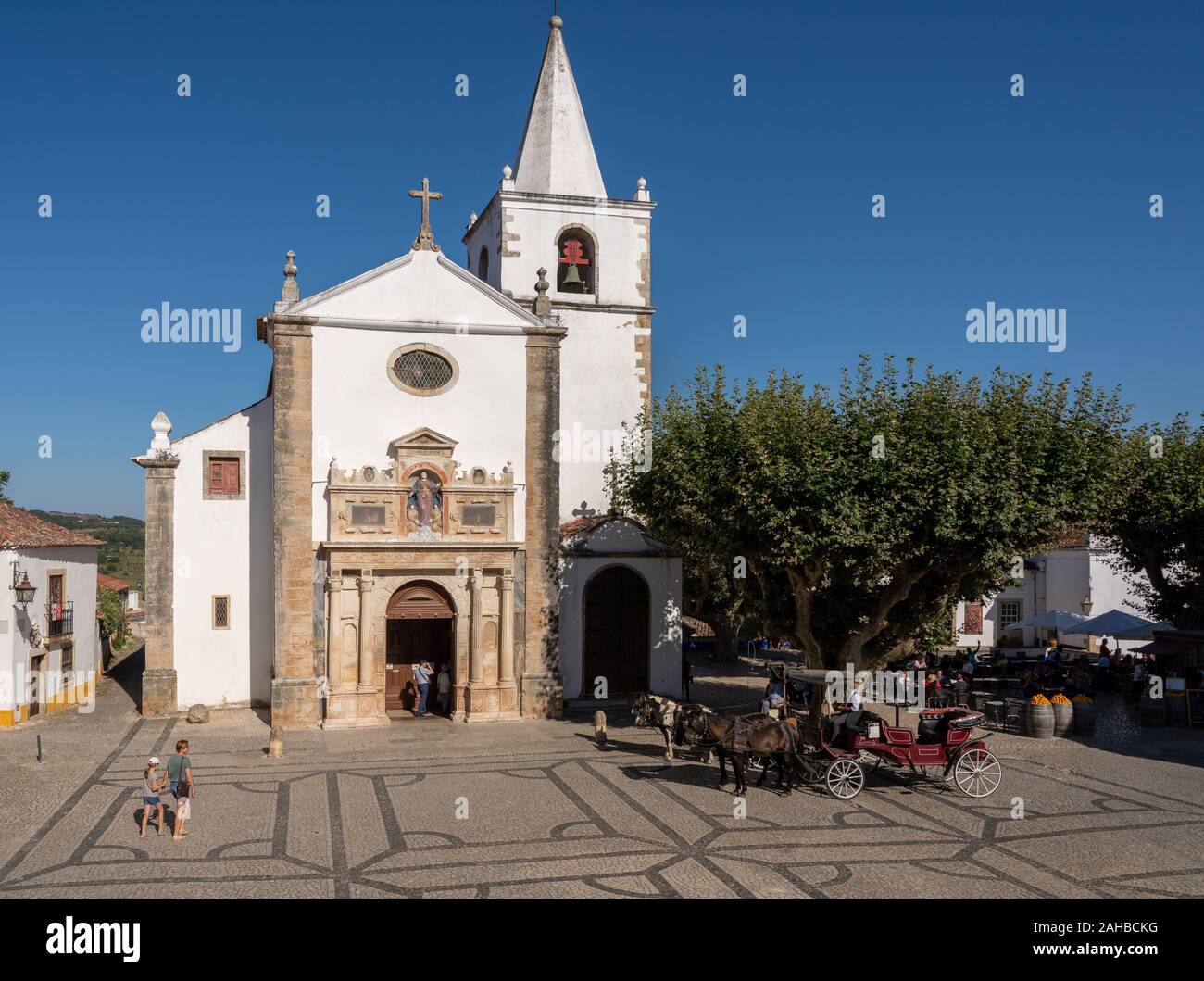 Obidos, Portugal - 20 August 2019: Kutschfahrten vom Platz durch IIgreja de Santa Maria in der Alten mittelalterlichen Stadtmauer Stockfoto