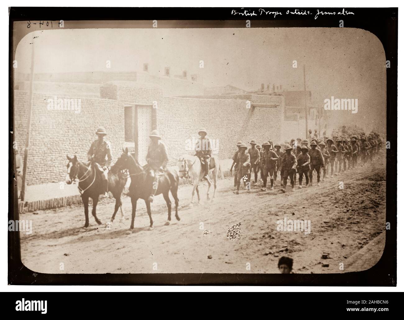 Weltkrieg (WWI oder WK1), auch als der Erste Weltkrieg, der Große Krieg, der Krieg, der alle Kriege, [5] ein Ende zu einem globalen Krieg war in Europa mit Ursprung, dass ab dem 28. Juli 1914 bis 11. November 1918 dauerte. Mehr als 70 Millionen Soldaten, darunter 60 Millionen Europäer, wurden in einer der größten Kriege der Geschichte mobilisiert. Über neun Millionen Kämpfern und sieben Millionen Zivilisten starben als Folge des Krieges (einschließlich der Opfer einer Reihe von Völkermorden), ein Unfall durch industrielle und technologische Raffinesse die Kriegführenden' verschärft, und die taktischen Stillstand durch zermürbende verursacht Stockfoto