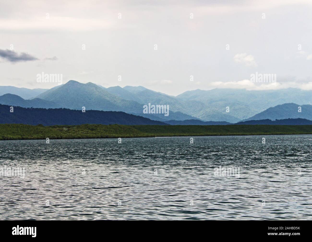 Hinterland Blick nach Westen von der Einlass auf der Nordseite von Port Douglas QLD wie Wetterbedingungen verschlechtern mit einem tropischen Sturm nähert sich Stockfoto