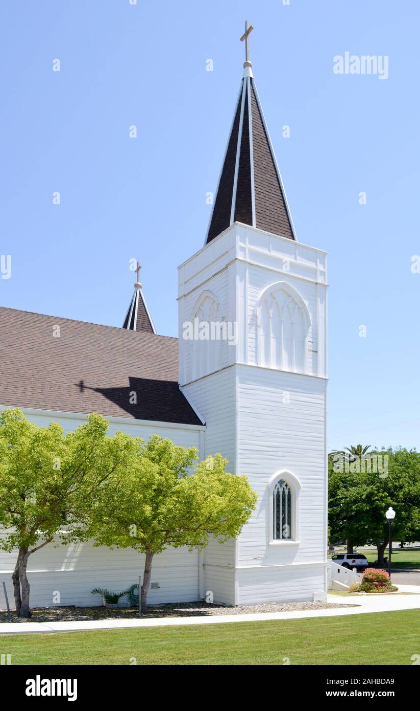 Kirchtürme und Kirchturm Schatten auf dem Dach des Hl. Joseph katholische Kirche, Rio Vista Kalifornien Stockfoto