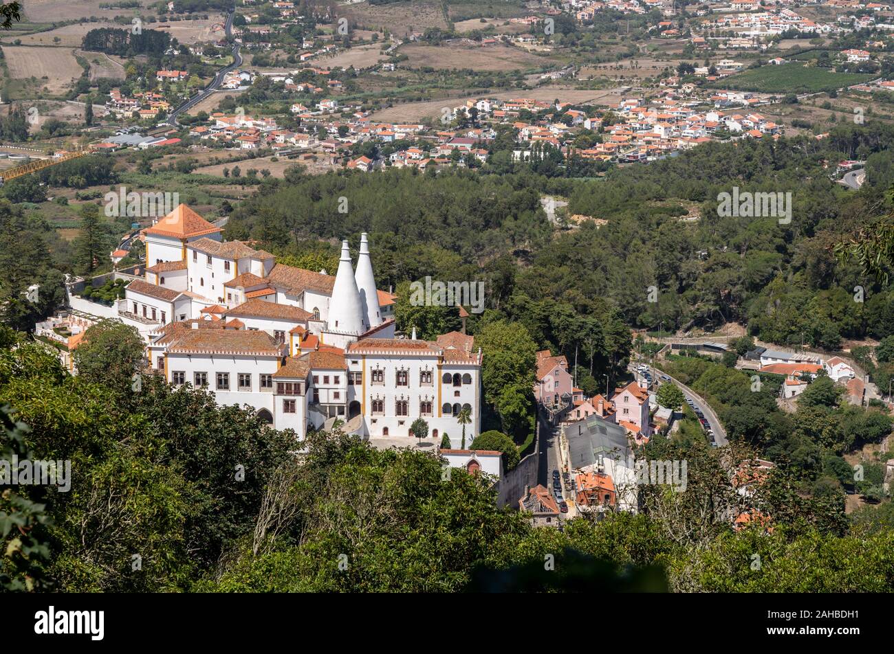Sintra, Portugal - 21 August 2019: Luftaufnahme der Stadt Sintra und dem Nationalen Palast von den Wänden der maurischen Burg Stockfoto
