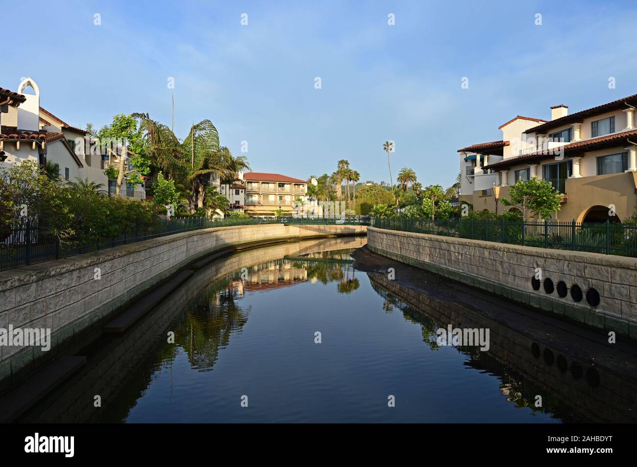 Santa Barbara, Kalifornien - 18. Mai, 2019 Gebäude in Kanal unter State Street im frühen Morgen Licht reflektiert. Stockfoto