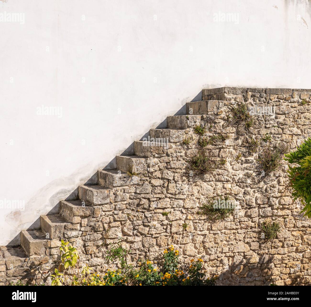 Ungewöhnliche Steintreppe nirgendwo führend in der mittelalterlichen Festungsstadt Obidos in Portugal Stockfoto