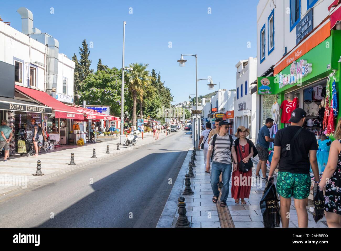 Bodrum, Türkei - 22 September 2019: Touristen auf der Haupteinkaufsstraße. Die Stadt ist ein beliebtes Urlaubsziel. Stockfoto