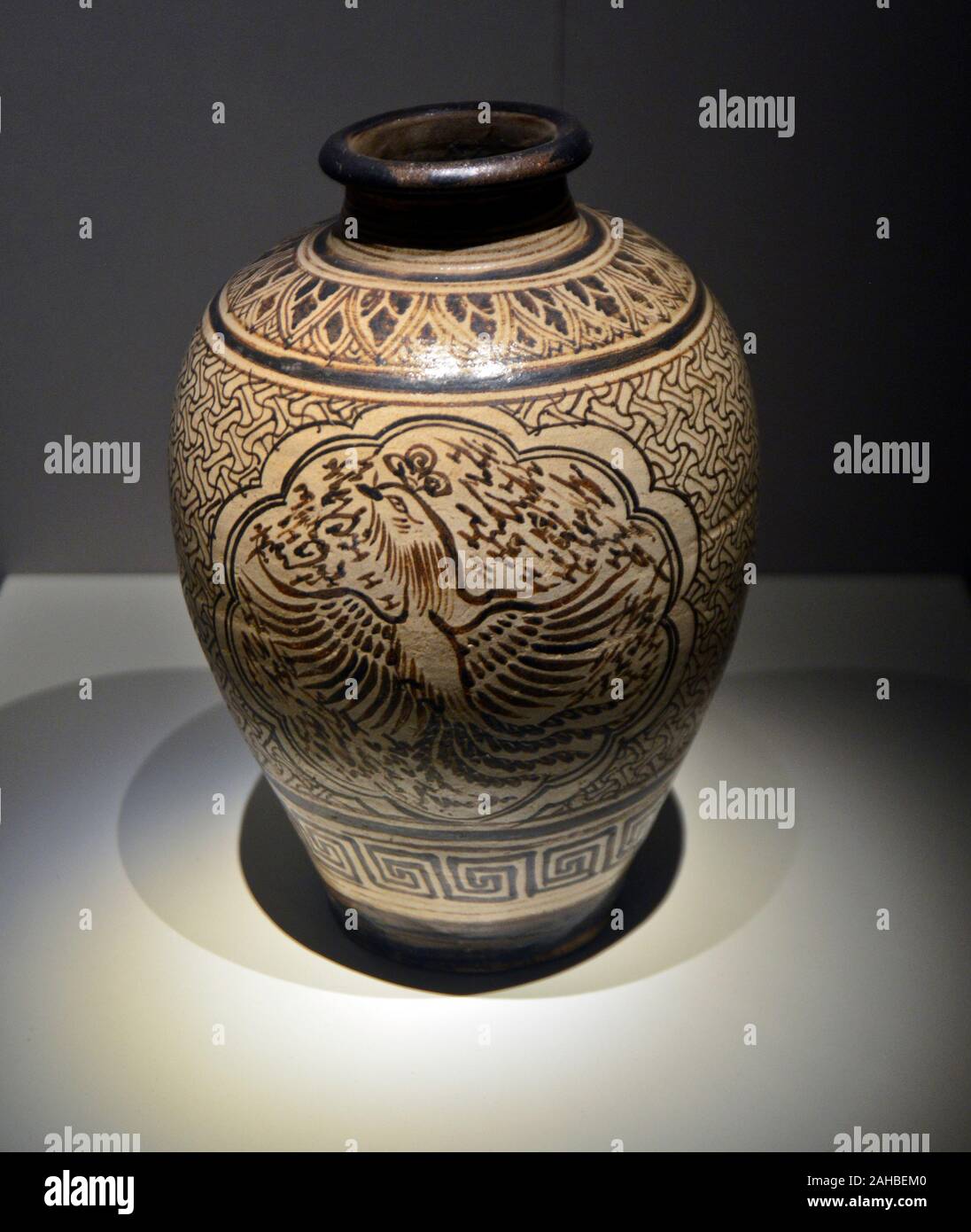 Chinesisches Porzellan: Jizhou Ware braun gefärbte Tafelglas mit fliegenden phoenix Design - Song-Dynastie (AD 960-1279). Wuhan Museum, China Stockfoto