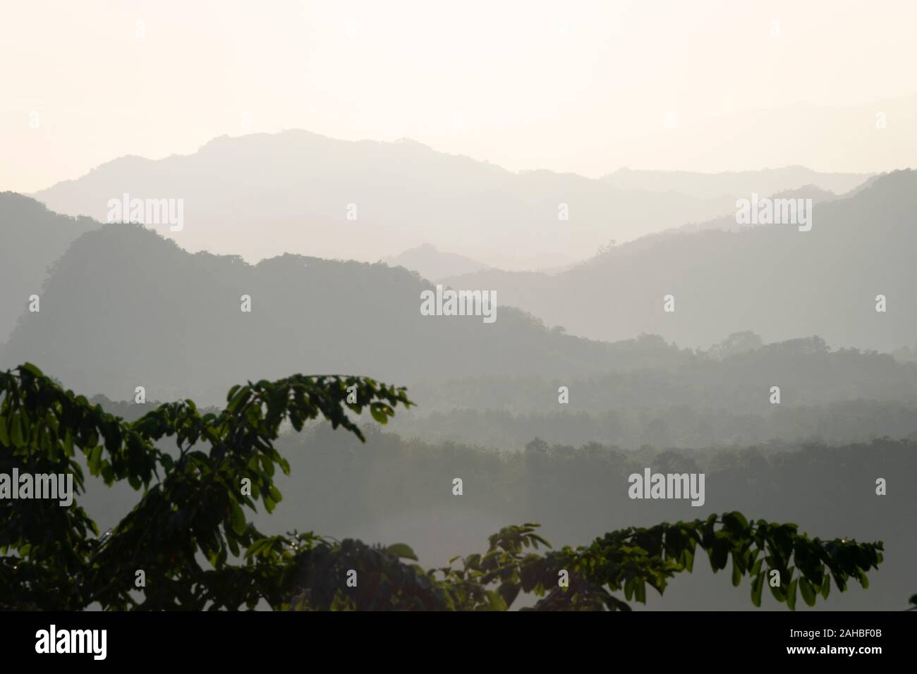 Misty Bergketten bei Sonnenuntergang, von dem Berg Phousi, Luang Prabang, Laos Stockfoto