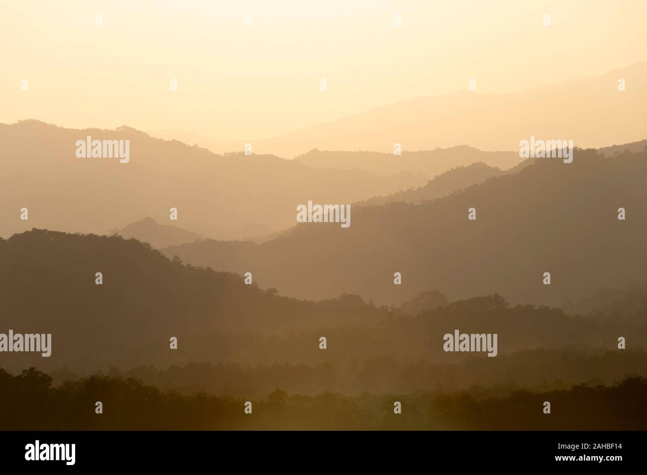 Misty Bergketten bei Sonnenuntergang, von dem Berg Phousi, Luang Prabang, Laos Stockfoto