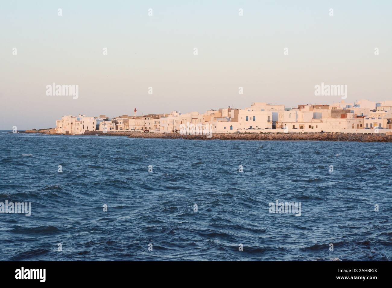 Ein Blick auf die Küste und die weiß gekalkten Häuser der Altstadt von Mahdia an der Mediterranen Küste von Tunesien. Stockfoto