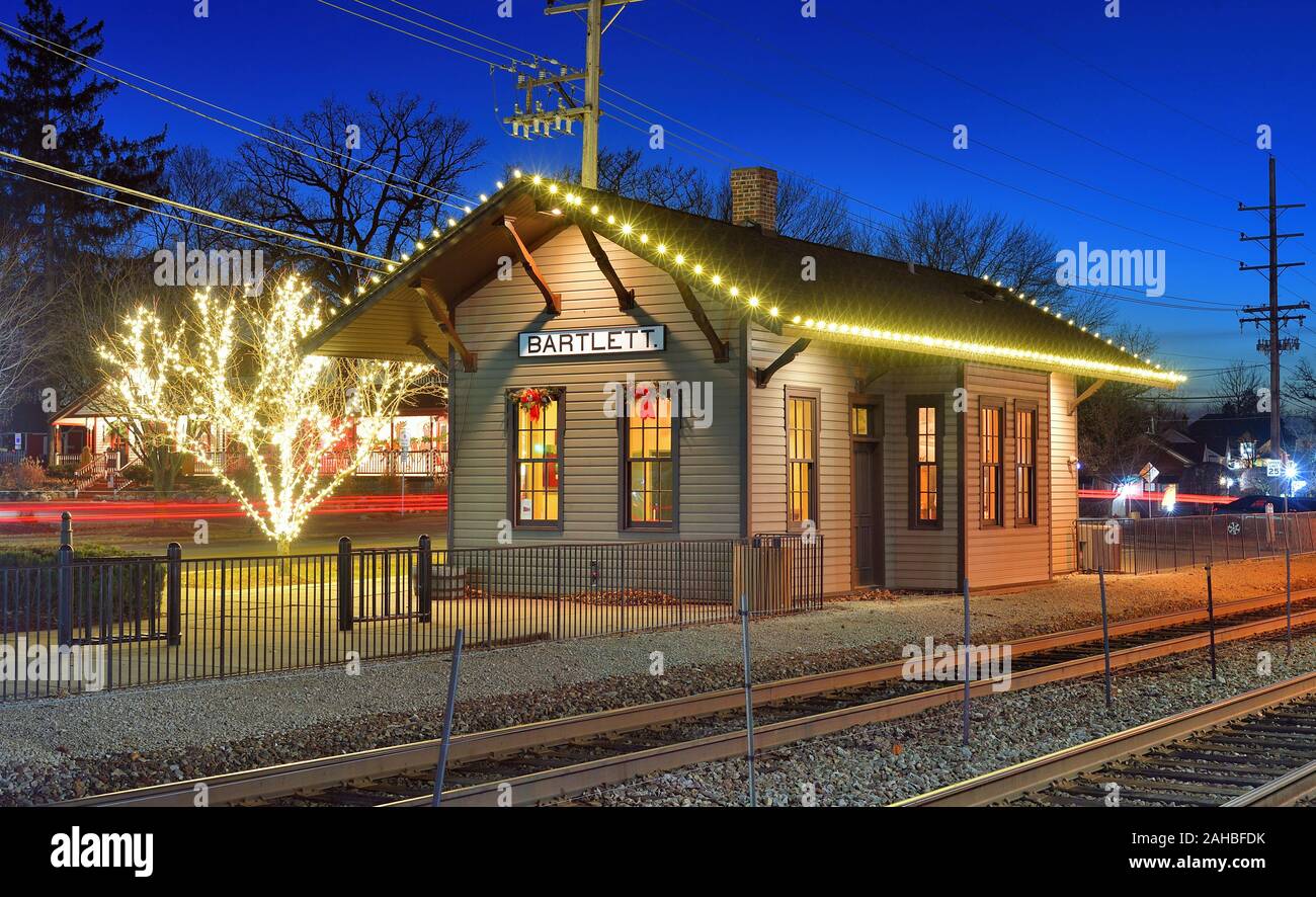 Bartlett, Illinois, USA. Bahnhof für Weihnachten im Chicagoer Vorort von bartlett eingerichtet. Der Bahnhof stammt aus dem Jahr 1860. Stockfoto