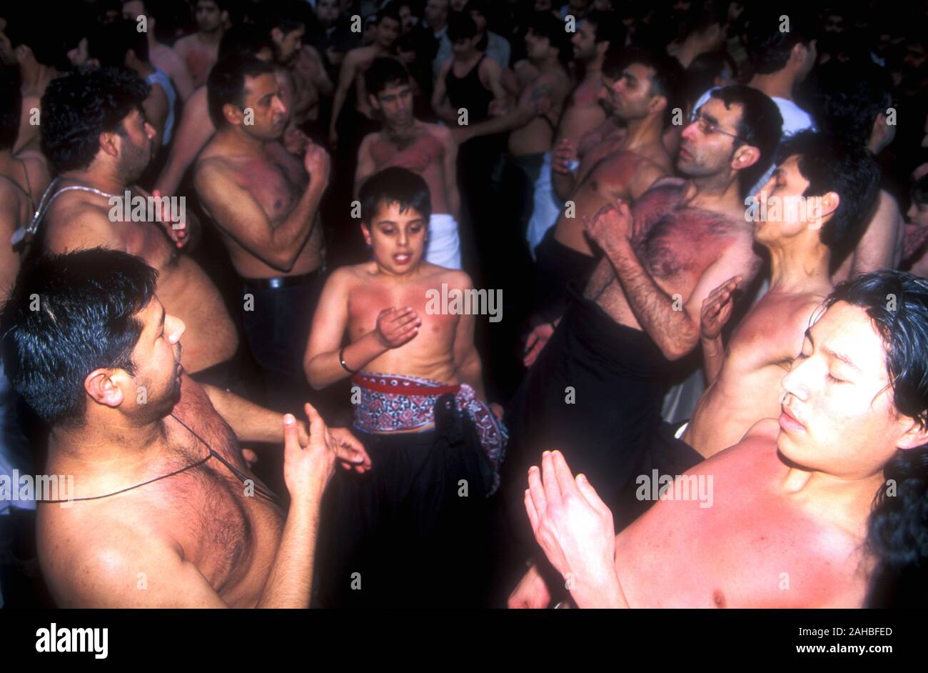 Schiitische Muslime ihre Brust während der ashura schlagen, die Erinnerung an das Martyrium von Husain bei Kerbela im alten Irak, 680 CE. Stockfoto