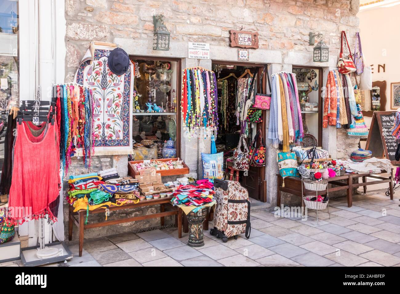 Bodrum, Türkei - 22 September 2019: Souvenirs und Kleidung Shop im touristischen Bereich. Die Stadt ist ein beliebtes Ziel für Touristen. Stockfoto