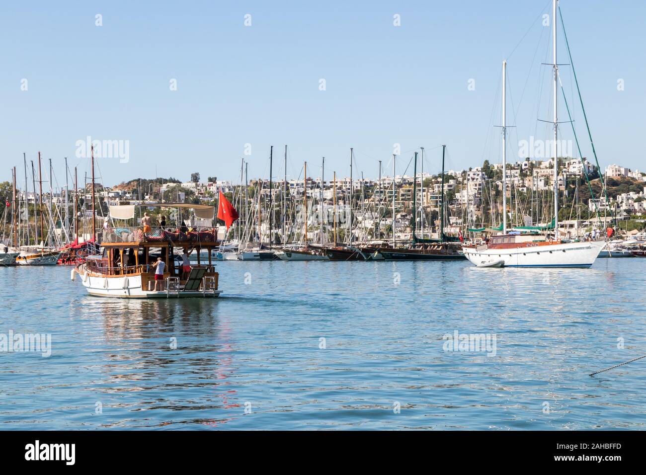 Bodrum, Türkei - 23. September 2019: Boot verlassen den geschäftigen Hafen, sowie einen großen Hafen gibt es auch eine Marina. Stockfoto