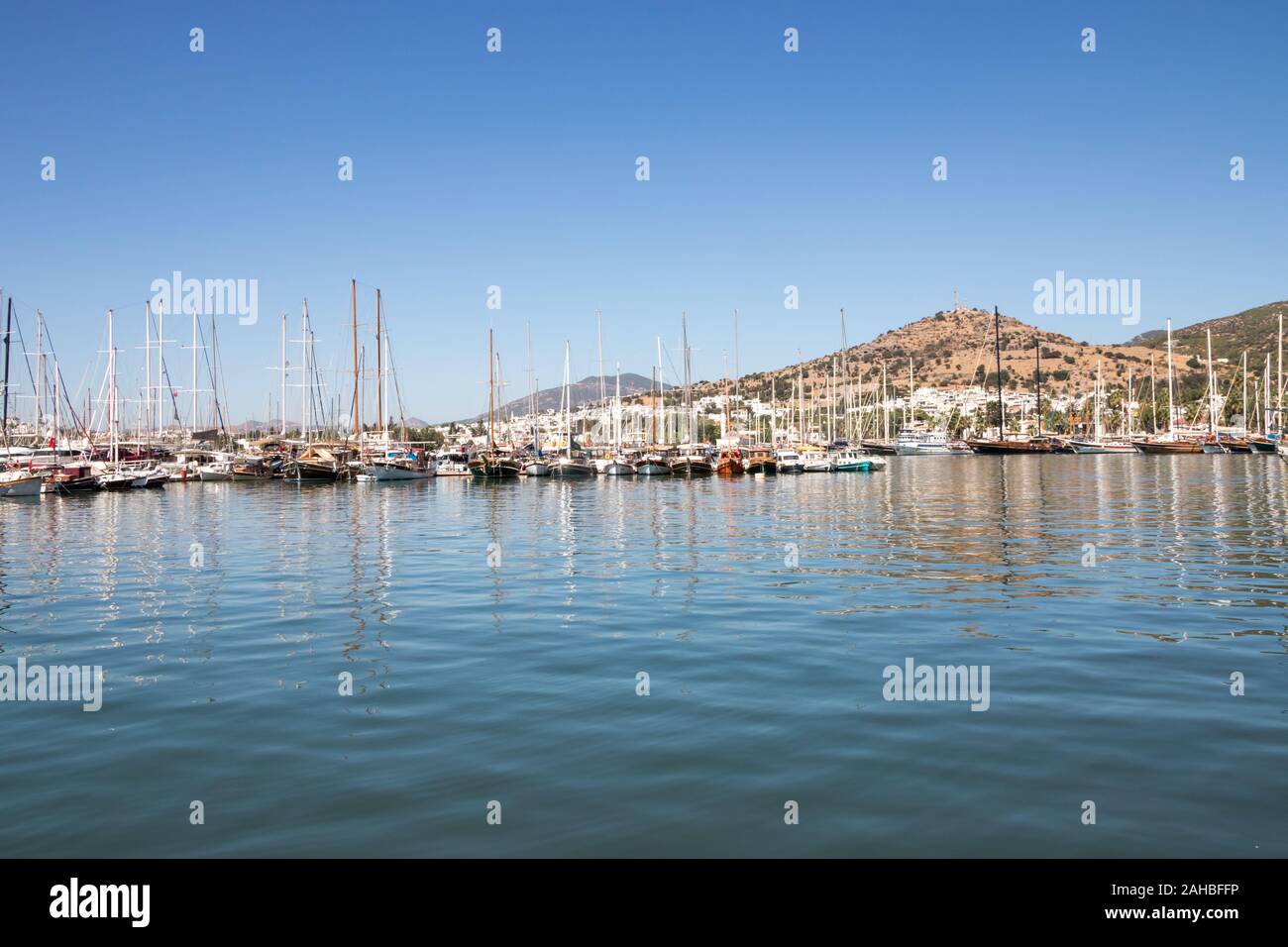 Blick auf den Hafen an einem sonnigen Tag, Bodrum, Türkei Stockfoto