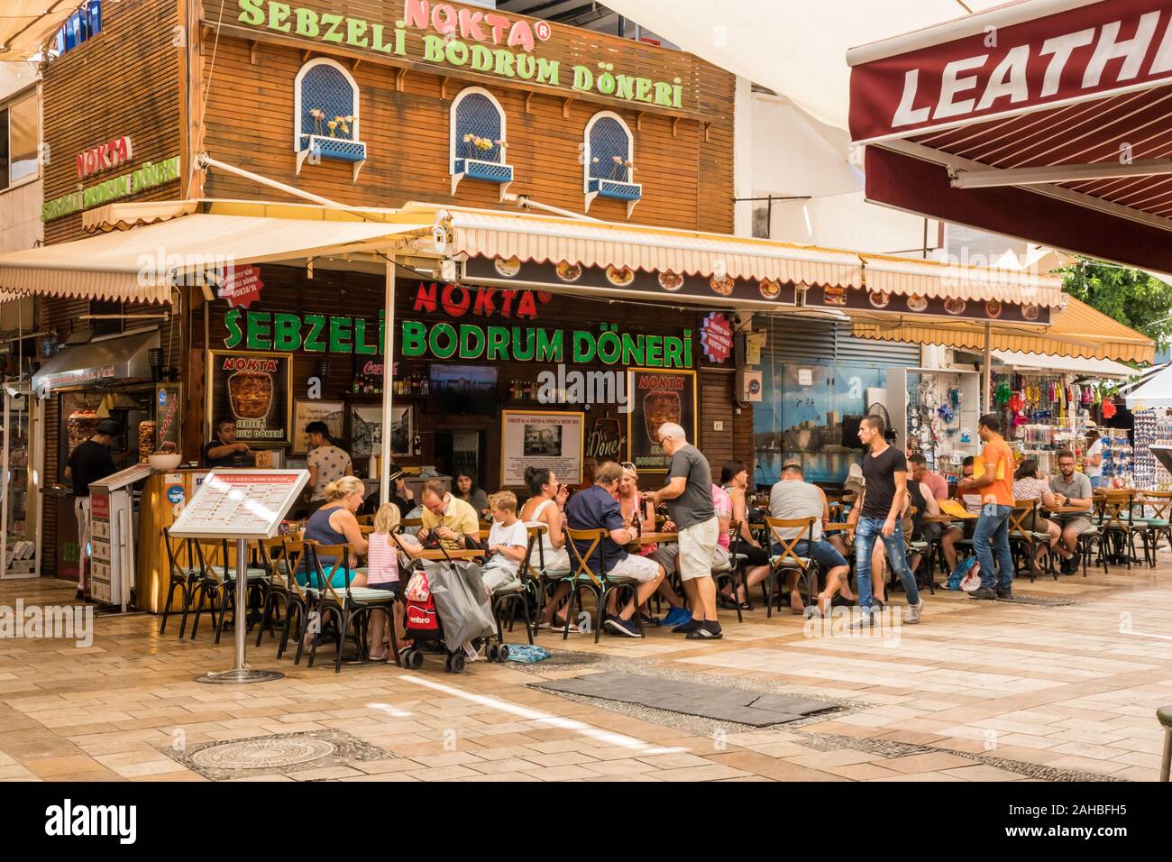 Bodrum, Türkei - 23. September 2019: die Menschen Essen und Trinken in einem Café Restaurant. Die Stadt ist ein beliebtes Ziel für Touristen Stockfoto