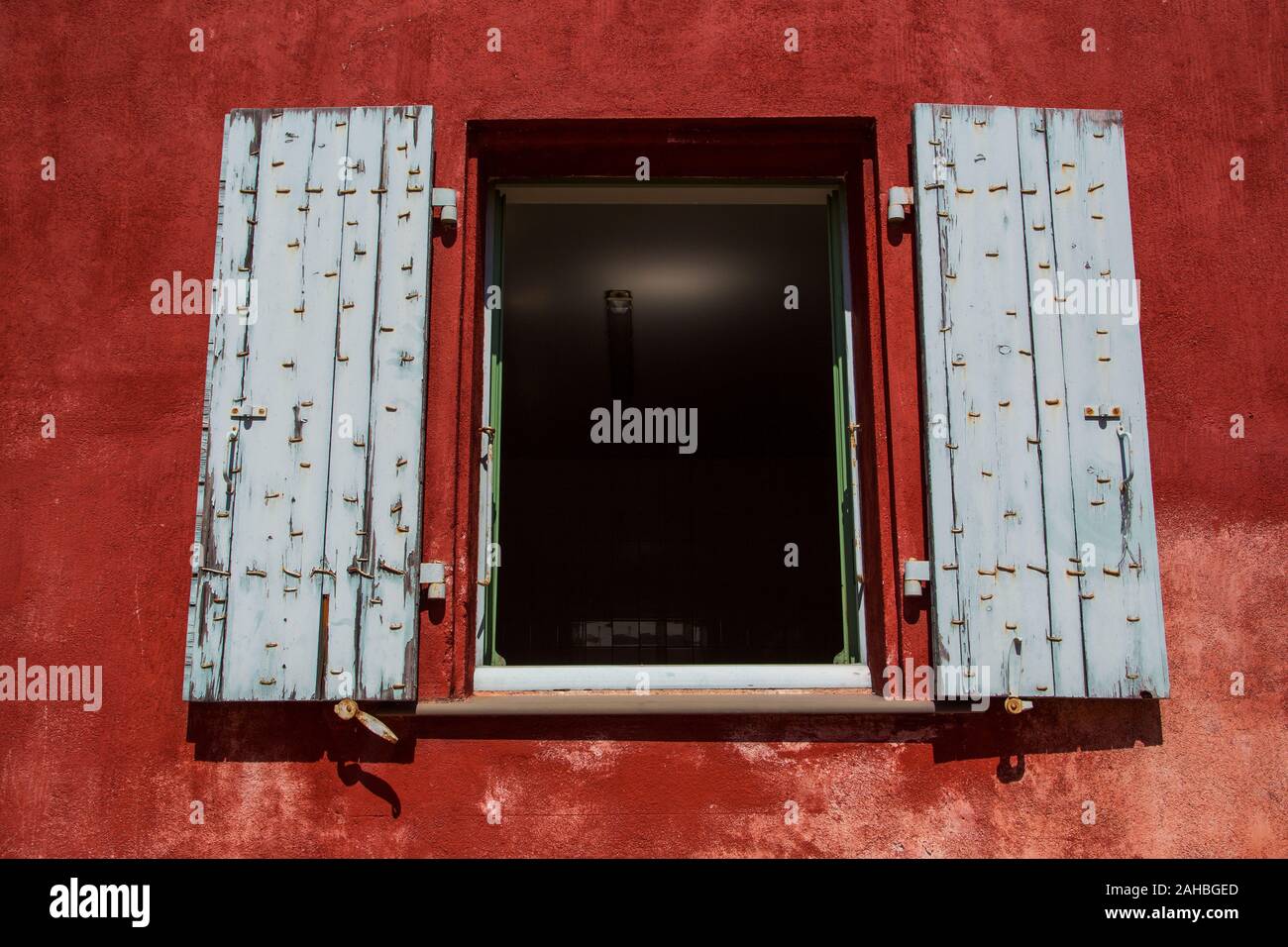 Alte Holz- Shutter in Südfrankreich Stockfoto