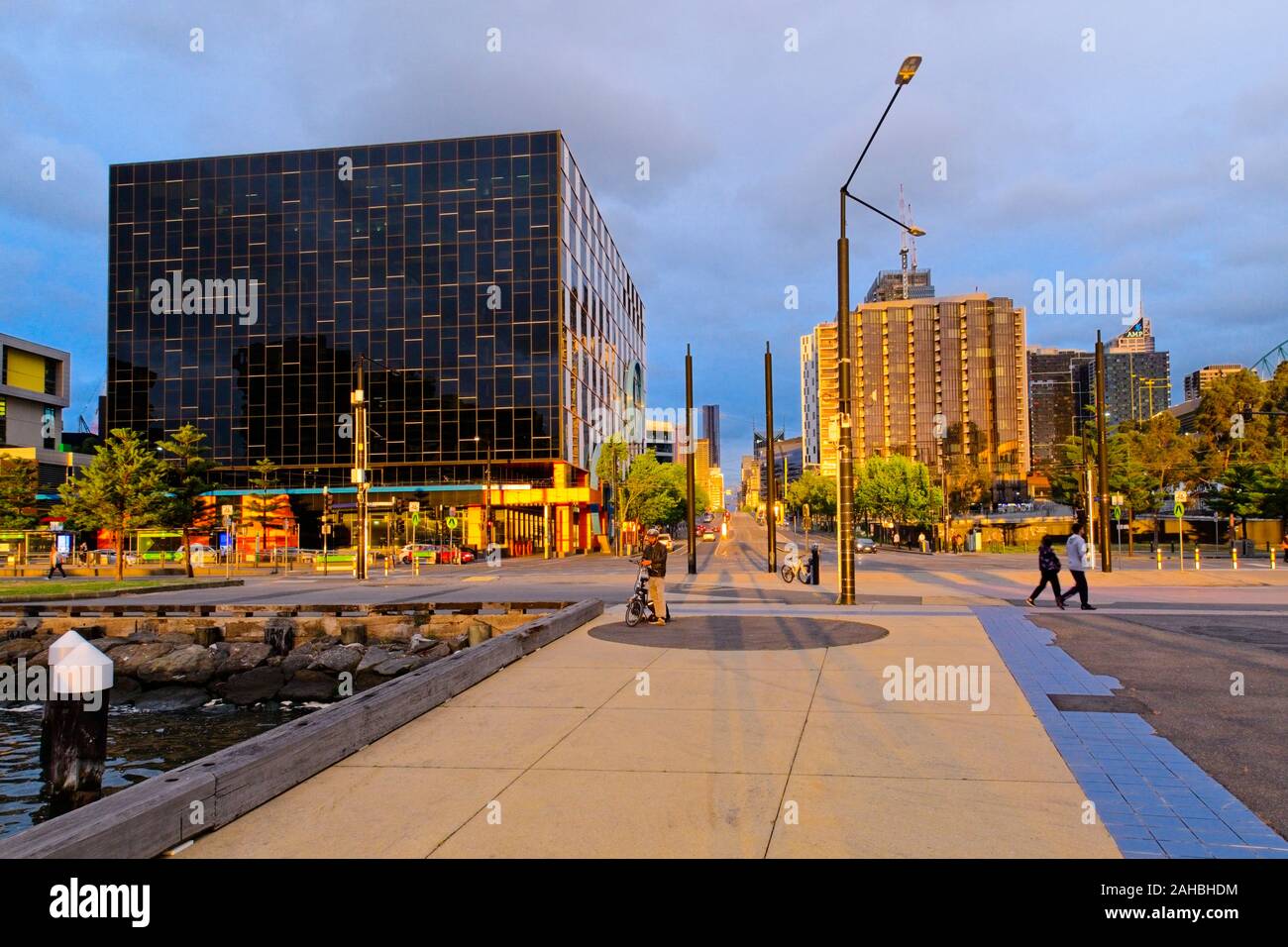 Helles Abendlicht an der Ecke von La Trobe Street und Hafen Esplanade in Melbourne Docklands Stockfoto