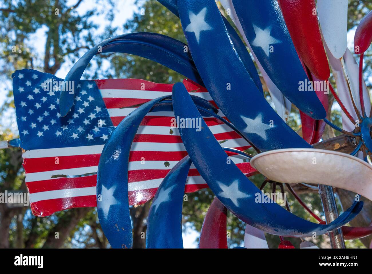 Patriotische wind Skulptur und US Flag Hof Kunst in Barberville Straßenrand Hof Kunst Emporium in Pierson, Florida. (USA) Stockfoto