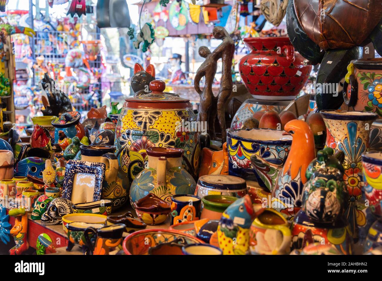 Bunte Talavera mexikanische Keramik Töpferei am Straßenrand Barberville Hof Kunst Emporium in Pierson, Florida. (USA) Stockfoto