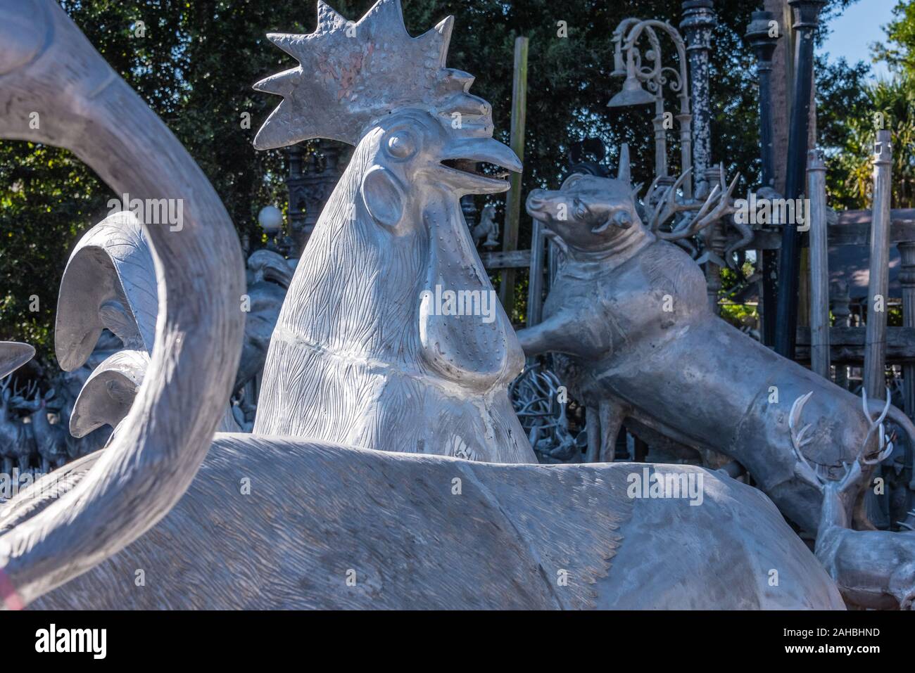 Aluminiumguss Statuen von Tieren am Straßenrand Barberville Hof Kunst Emporium in Pierson, Florida recycelt. (USA) Stockfoto