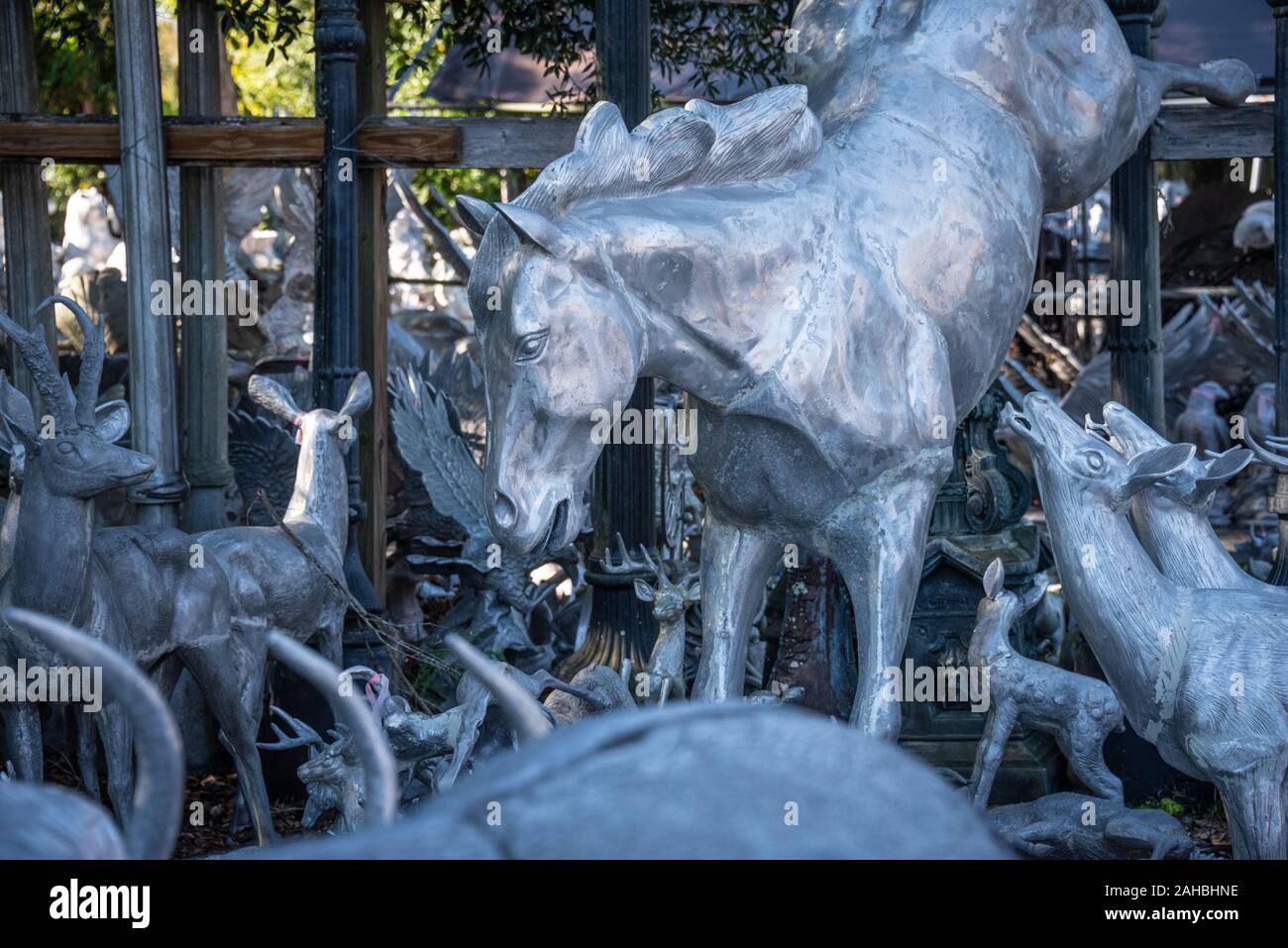 Aluminiumguss Statuen von Tieren am Straßenrand Barberville Hof Kunst Emporium in Pierson, Florida recycelt. (USA) Stockfoto