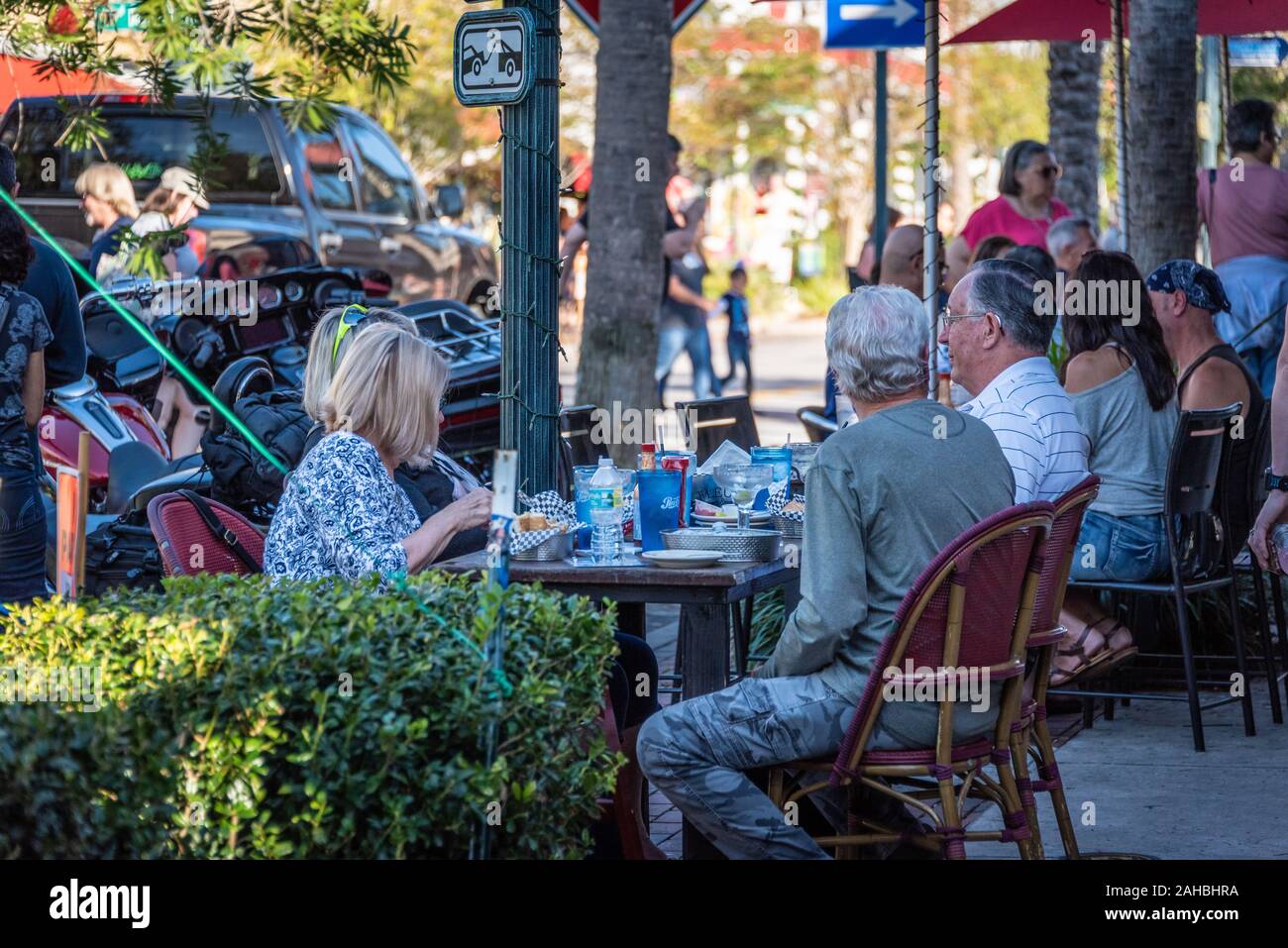Straßencafe in der Innenstadt von Mt. Dora, Florida. (USA) Stockfoto