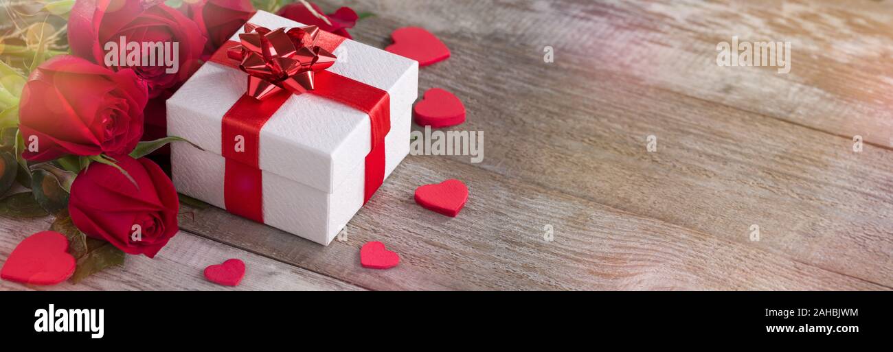 Rosen und Valentinstag geschenk Box auf Holzbrett Stockfoto